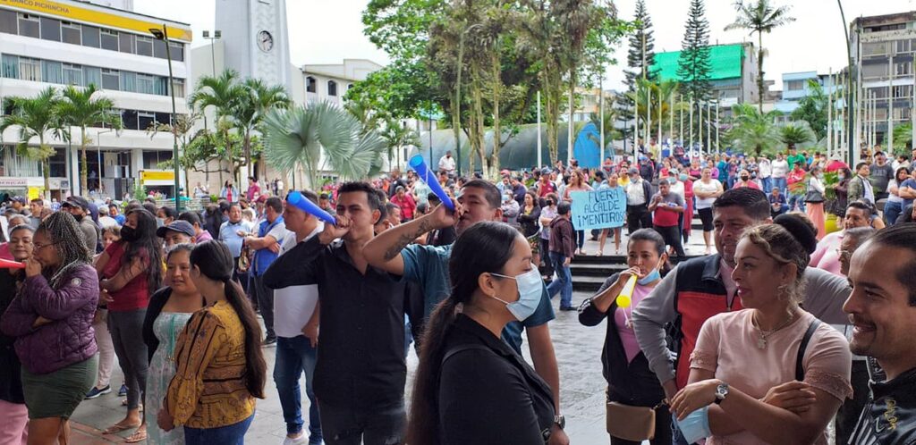 Comerciantes protestaron por la reubicación en Santo Domingo, exigiendo garantías antes de ser trasladados a nuevos espacios no consensuados.