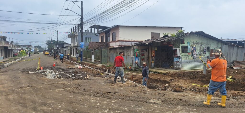 Comunidad y autoridades construyen bordillos para futura pavimentación en San Juan de Río Verde, en Santo Domingo