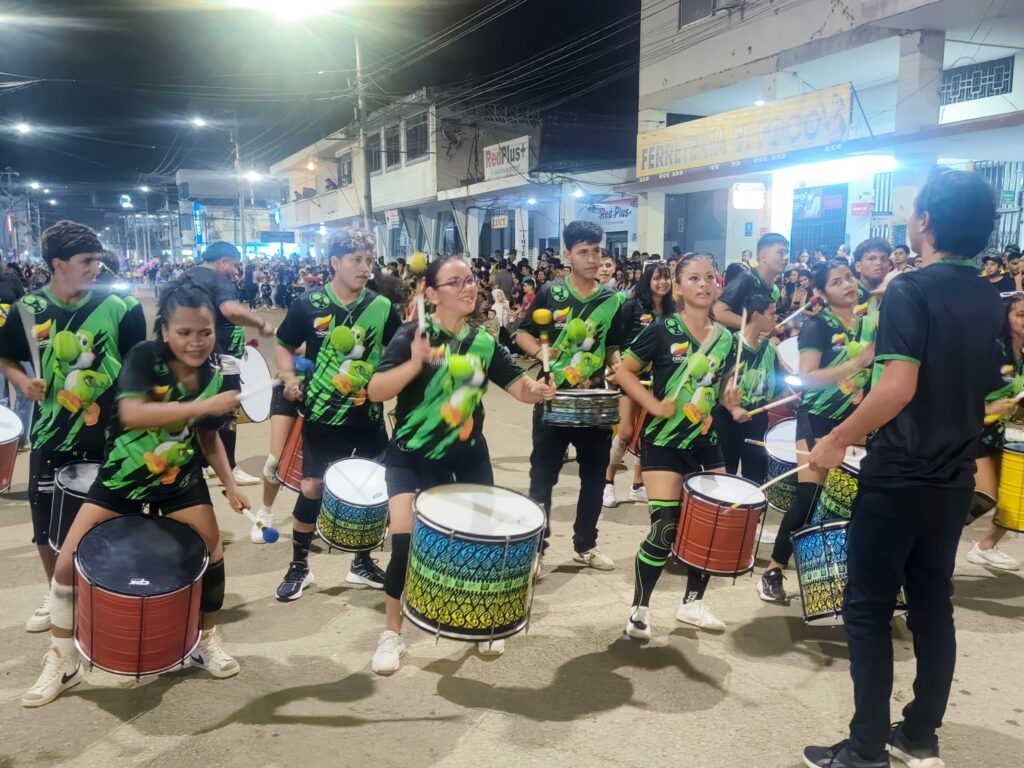 Con un colorido desfile Chone abrió sus fiestas de cantonización.