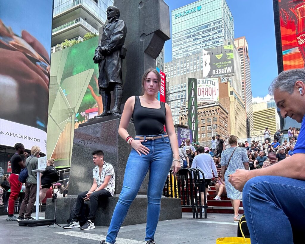 Con un control remoto, y el bluetooth, Zuleika se hacen fotos hermosas en medio de la multitud.