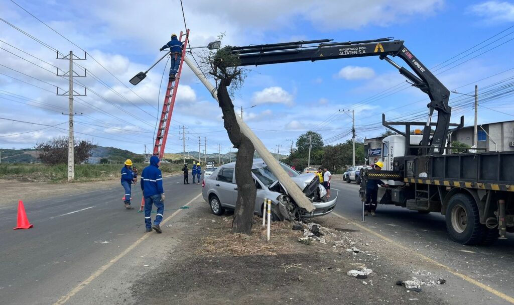 Conductor se estrella contra poste en la vía Portoviejo - Manta; no hubo heridos en este accidente de tránsito