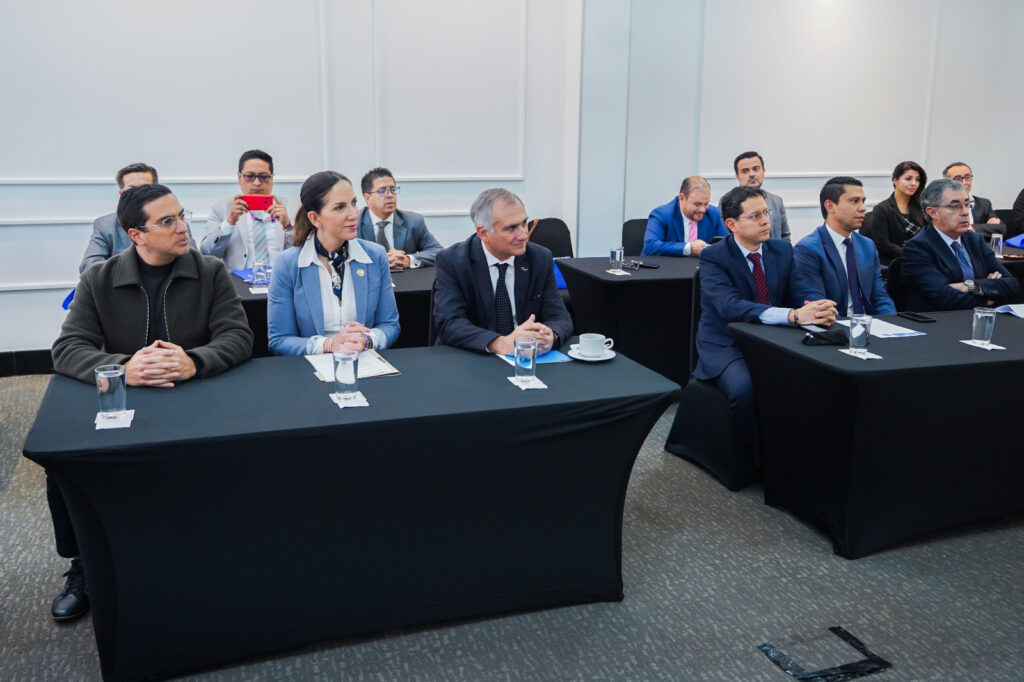 Conectividad satelital llega a 1.000 escuelas rurales en Ecuador