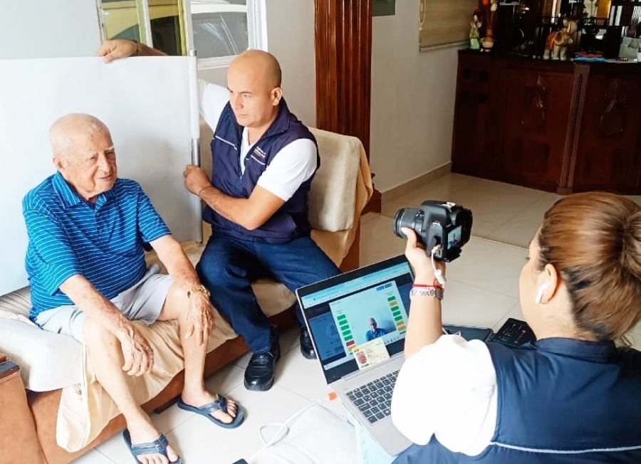 Conoce la emotiva historia de don Félix El Registro Civil le llevó la identidad a casa a ciudadano de 99 años en Portoviejo