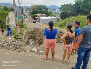 Crisis de agua en calle Chimborazo por deslizamiento activo en Portoviejo