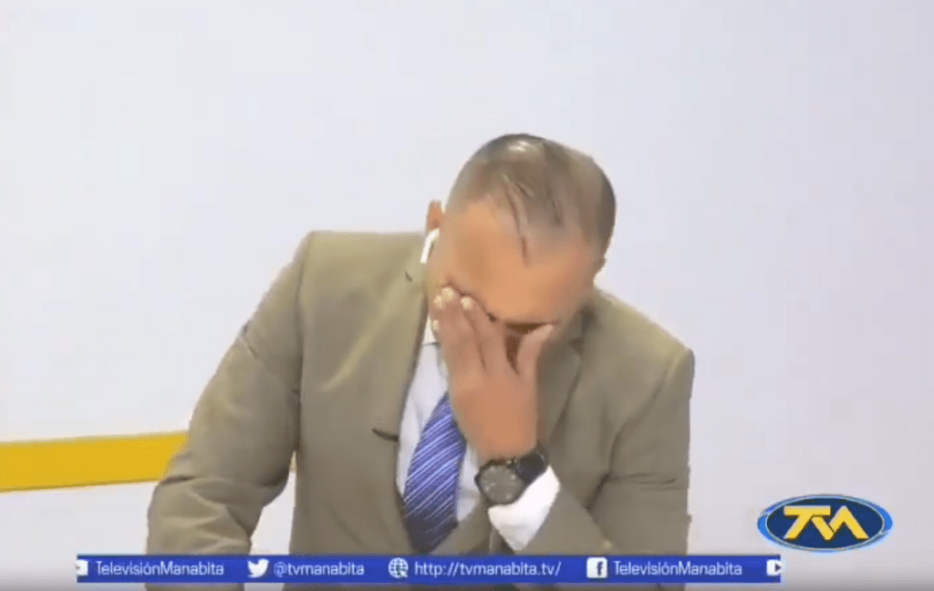 Daniel Palma, periodista de Televisión Manabita, durante transmisión en vivo.