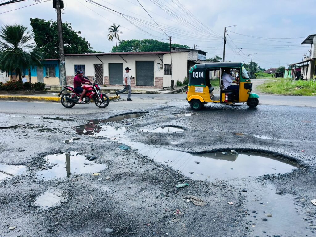 Desbordamiento de aguas residuales afecta el tránsito en la calle Guayas, sector Nueva Concordia, en Santo Domingo