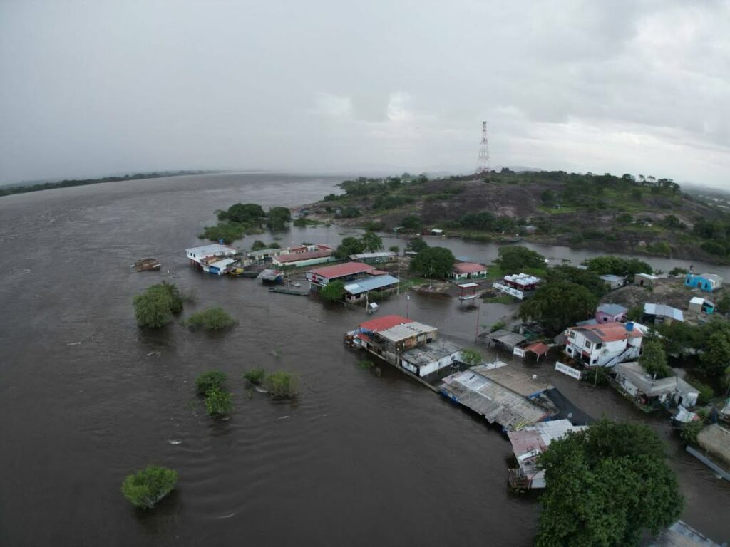 Desbordamiento del río Orinoco deja 199 familias damnificadas en Amazonas, Venezuela.