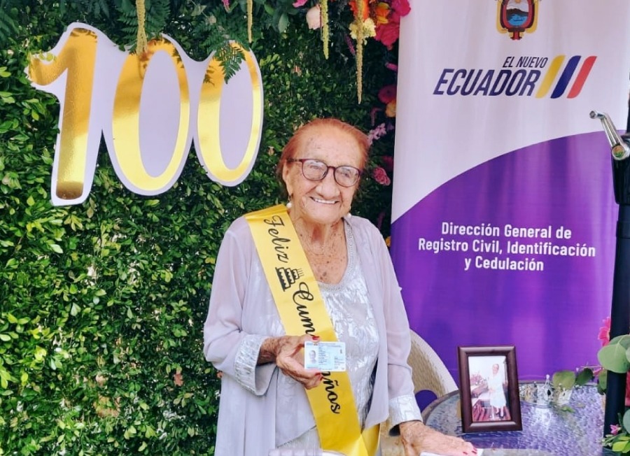 Desde su hogar, una centenaria recibe su cédula: el Estado honra a doña Flor Marina