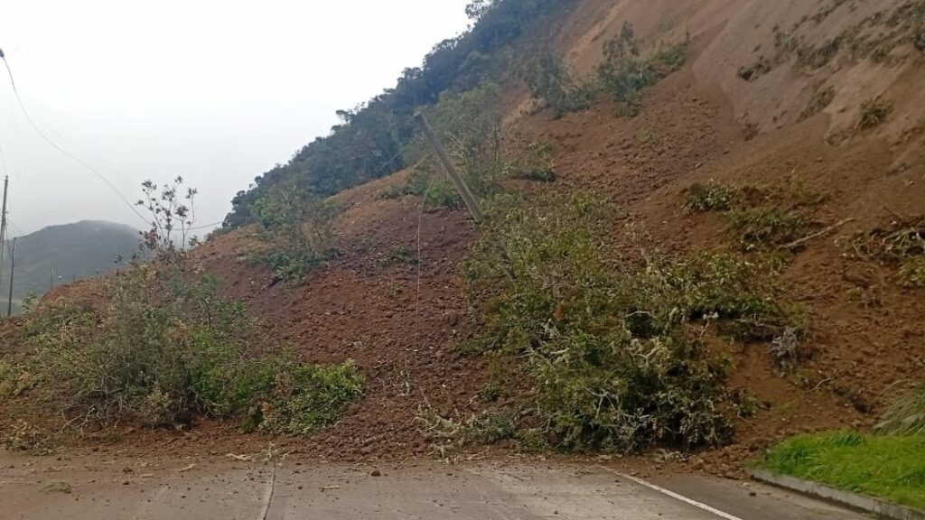 Deslizamiento de tierra interrumpe el tránsito en la vía Loja-Cuenca