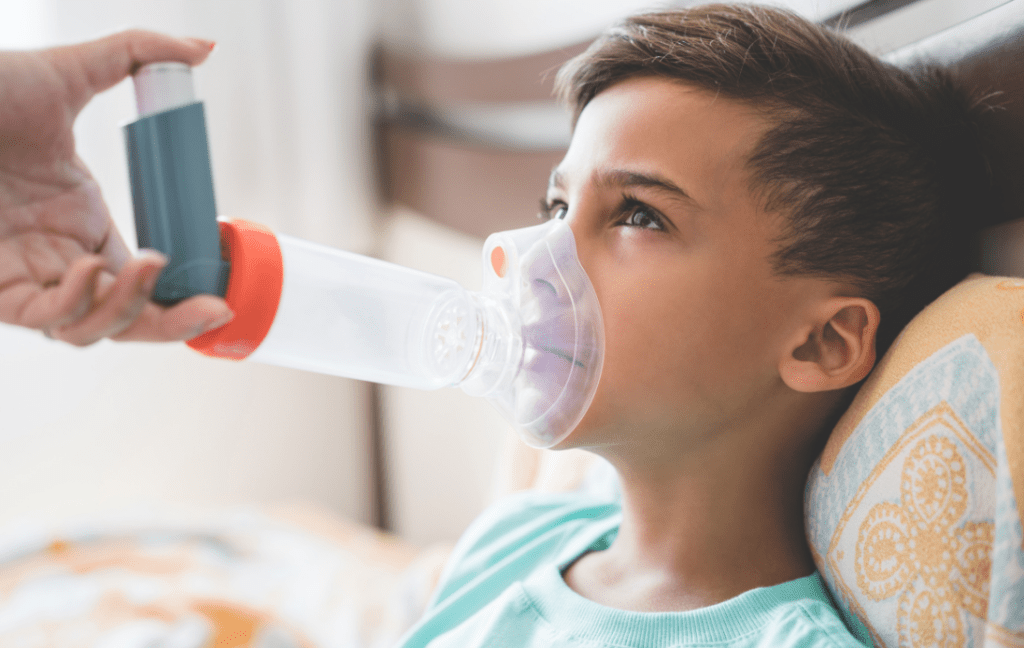 Comer muchos ultraprocesados multiplica por cuatro el riesgo de asma infantil