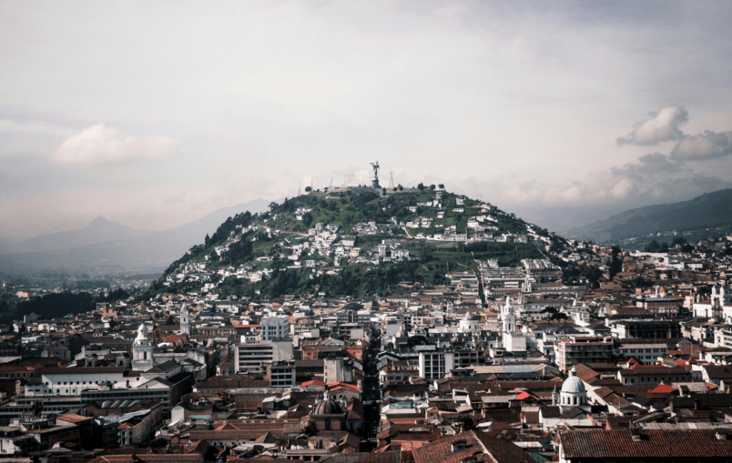 Mientras la Costa tendrá un día mayormente soleado y cálido, el INAMHI prevé lluvias moderadas en Cuenca y Quito.