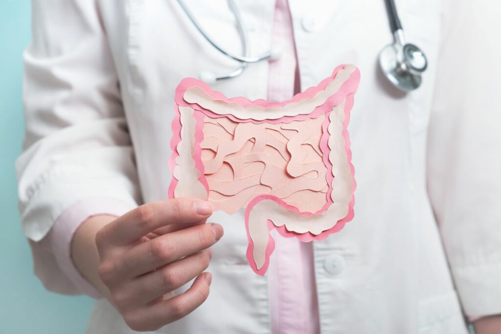 Cinco hábitos que podrían reducir a la mitad tu riesgo de diverticulitis, una enfermedad intestinal