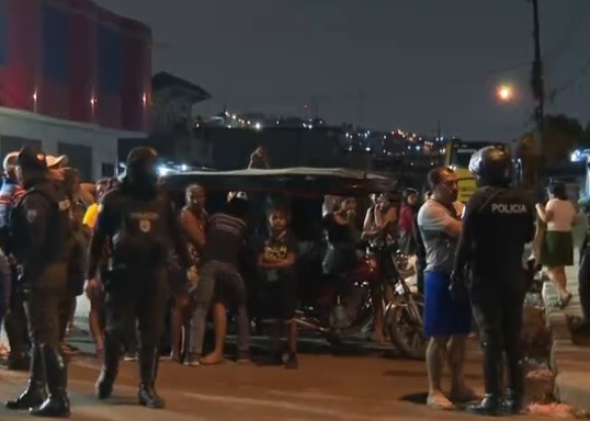 Dos hombres, quienes eran ocupantes de una tricimoto, resultaron asesinados tras un violento ataque armado registrado en el norte de Guayaquil.