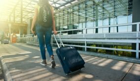 EE.UU. impulsa programa de “autodeportación” con incentivos económicos, pasajes gratis para inmigrantes ilegales y posibilidad de reingreso legal
