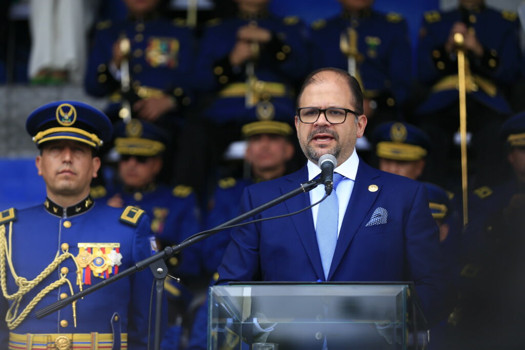 Ecuador prohíbe la entrada durante 40 años a 1.000 presos colombianos deportados, confirmó el ministro del Interior John Reimberg