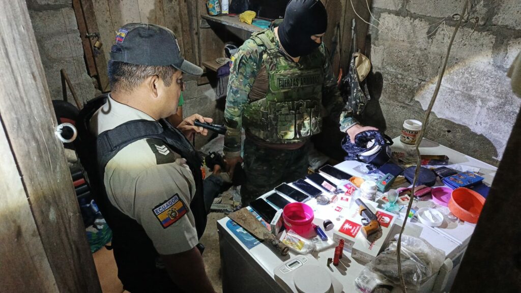 Ejército decomisa armas y droga durante operativo en El Carmen