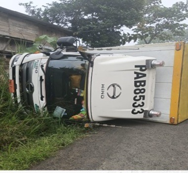 El camión resultó volcado en una vía de tercer orden en Pichincha.