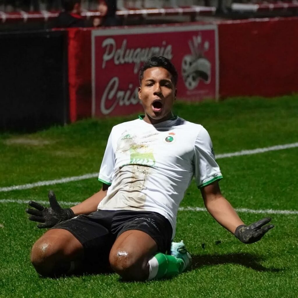 El ecuatoriano Jeremy Arévalo firma renovación con Racing de Santander hasta 2027