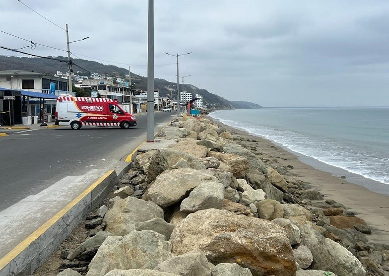 El malecón de la parroquia Crucita, en el cantón Portoviejo, se cerró  al tránsito vehicular desde las primeras horas de este miércoles