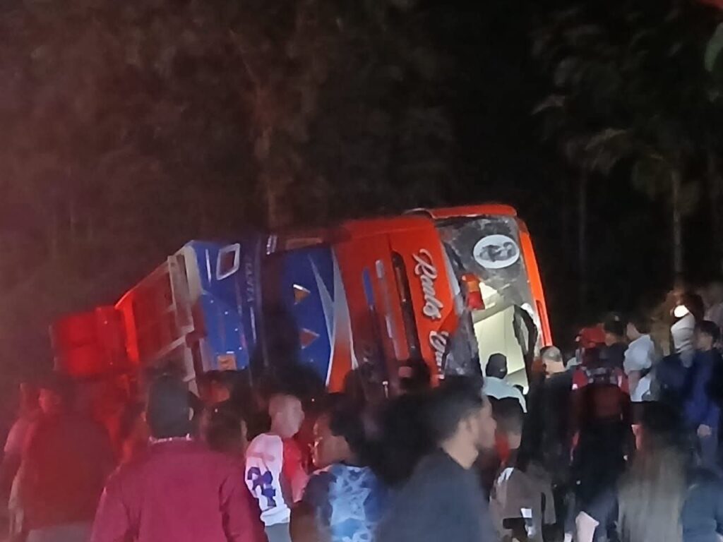 El micro 01 de la cooperativa de transporte de pasajeros Reales Tamarindos protagonizó un accidente de tránsito en la provincia del Guayas.