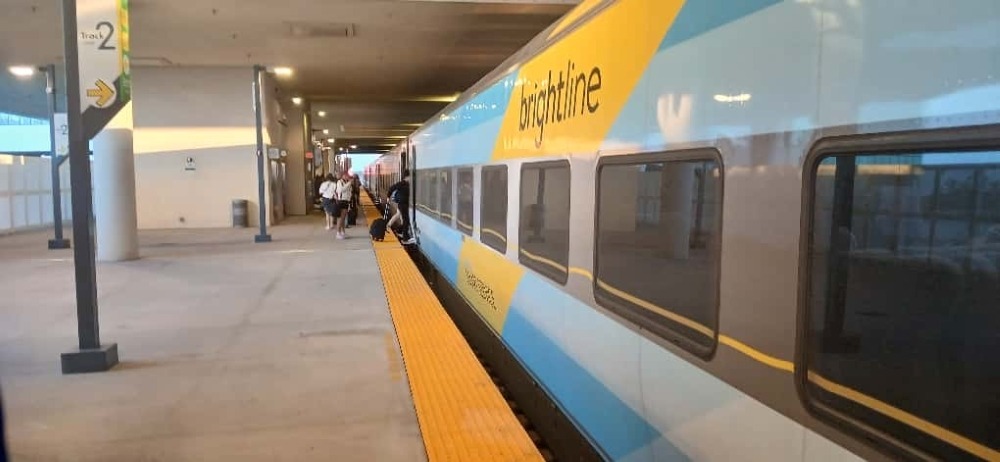 El tren Brightline ofrece una ofrece una experiencia de viaje que muchos migrantes ya recomiendan sin dudar.
