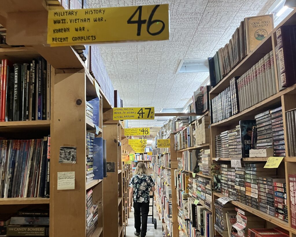 Entre novelas góticas y ensayos históricos, a veces aparecen textos en español esperando ser encontrados por los migrantes.