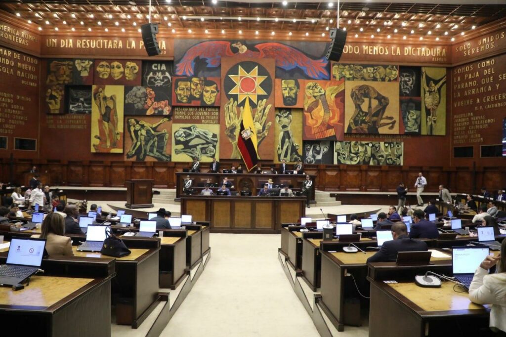 Escándalo en la Asamblea: PSC y correísmo cuestionan lista de despidos de Niels Olsen