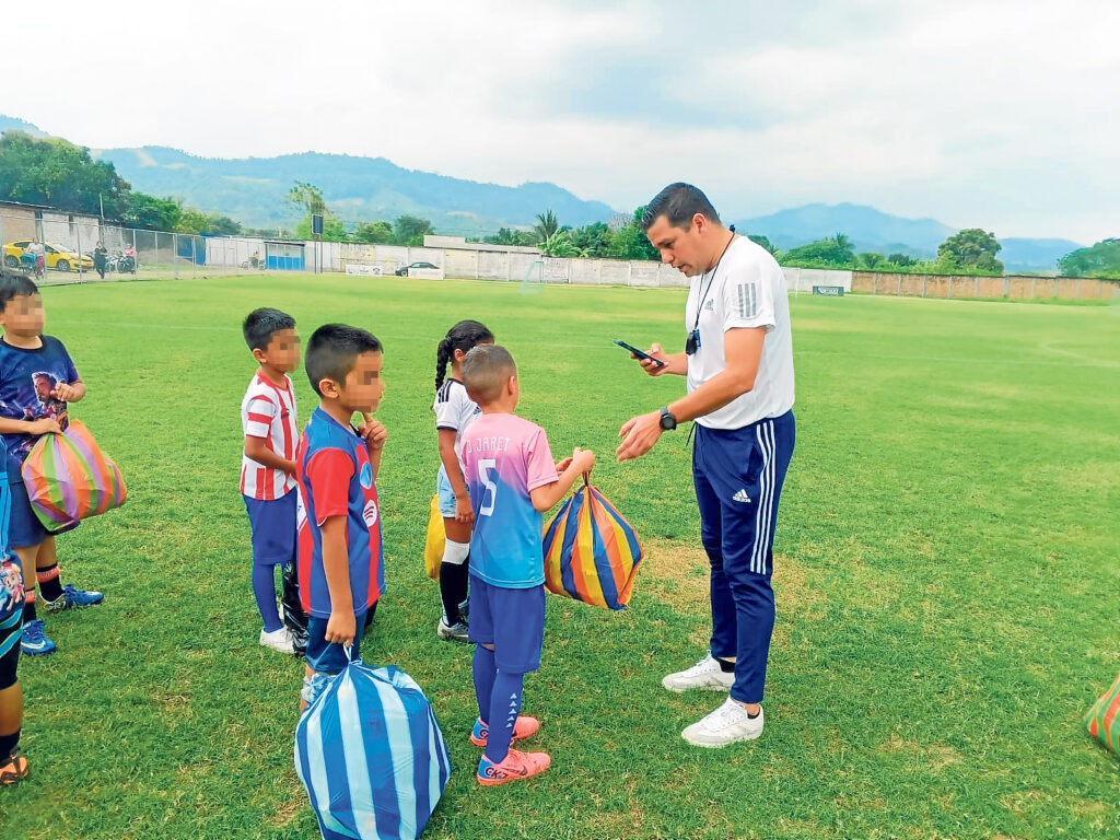 Escuela de fútbol combina deporte y reciclaje aportando con el cuidado ambiental