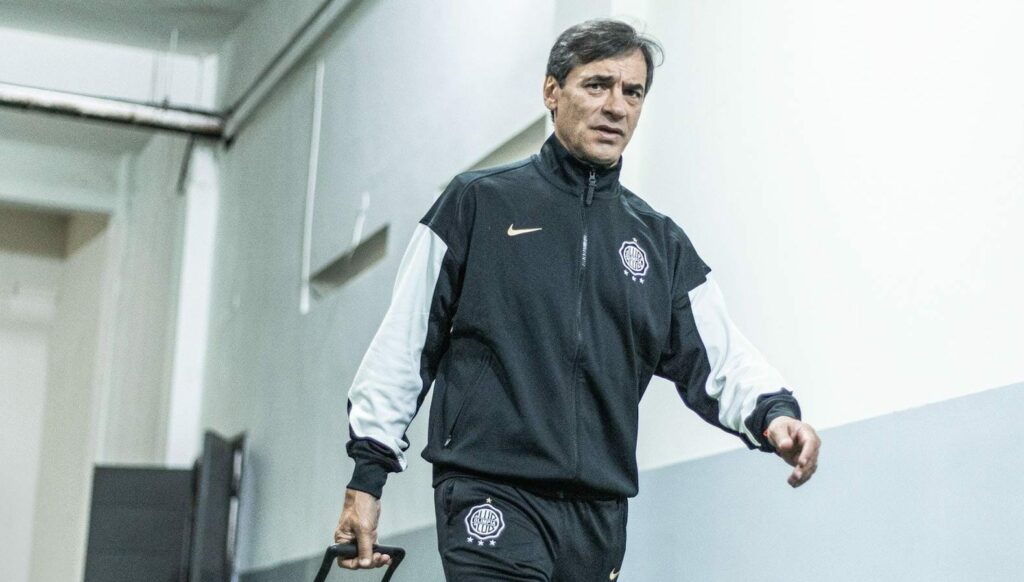 Fabián Bustos deja la dirección técnica de Olimpia por bajo desempeño
