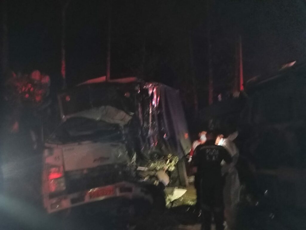 Fatal choque entre camiones en la vía Santo Domingo - Quevedo deja un muerto y un herido