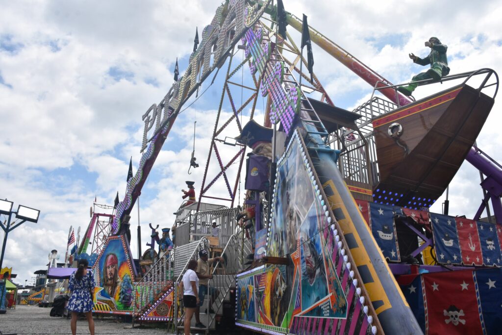 Feria y atracciones mantienen actividad en Santo Domingo luego de celebración por la cantonización
