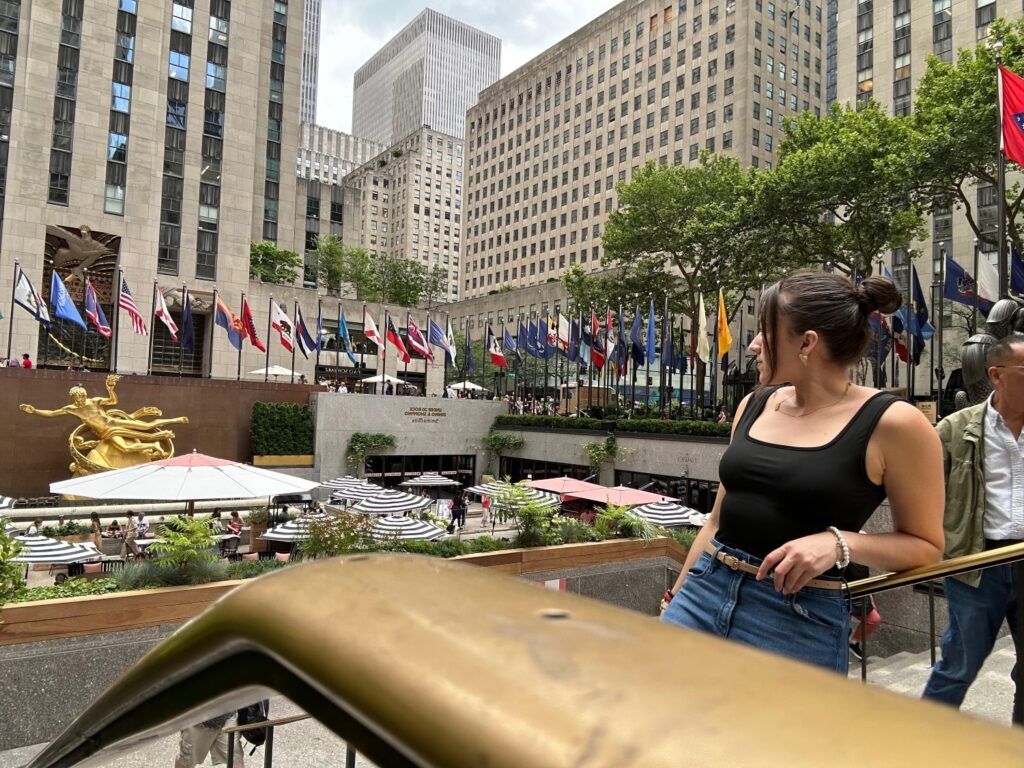 Frente al icónico Rockefeller Center, parada obligada para miles de migrantes que sueñan con llevarse un recuerdo de la Gran Manzana.