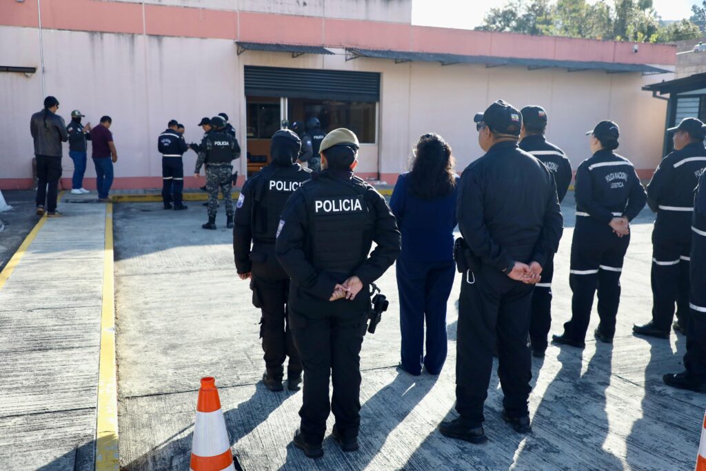 La Fiicalía dicta prisión preventiva para siete de ocho detenidos que vendían armas a bandas delincuenciales.