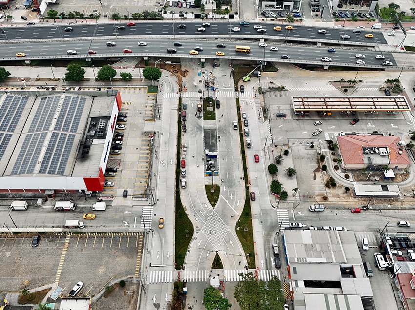 El Municipio de Guayaquil inauguró la primera intersección vial divergente de la ciudad para reducir la congestión vehicular.