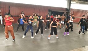 Cada fin de semana, jóvenes de barrios populares de Guayaquil practican danza afro en Guayarte, alejándose de entornos violentos.