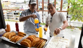 Seis quioscos municipales fueron entregados a familias de sectores vulnerables en Guayaquil para impulsar el comercio popular.