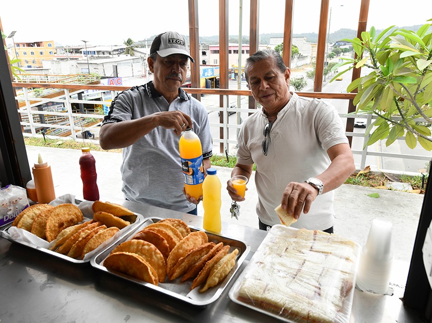 Seis quioscos municipales fueron entregados a familias de sectores vulnerables en Guayaquil para impulsar el comercio popular.