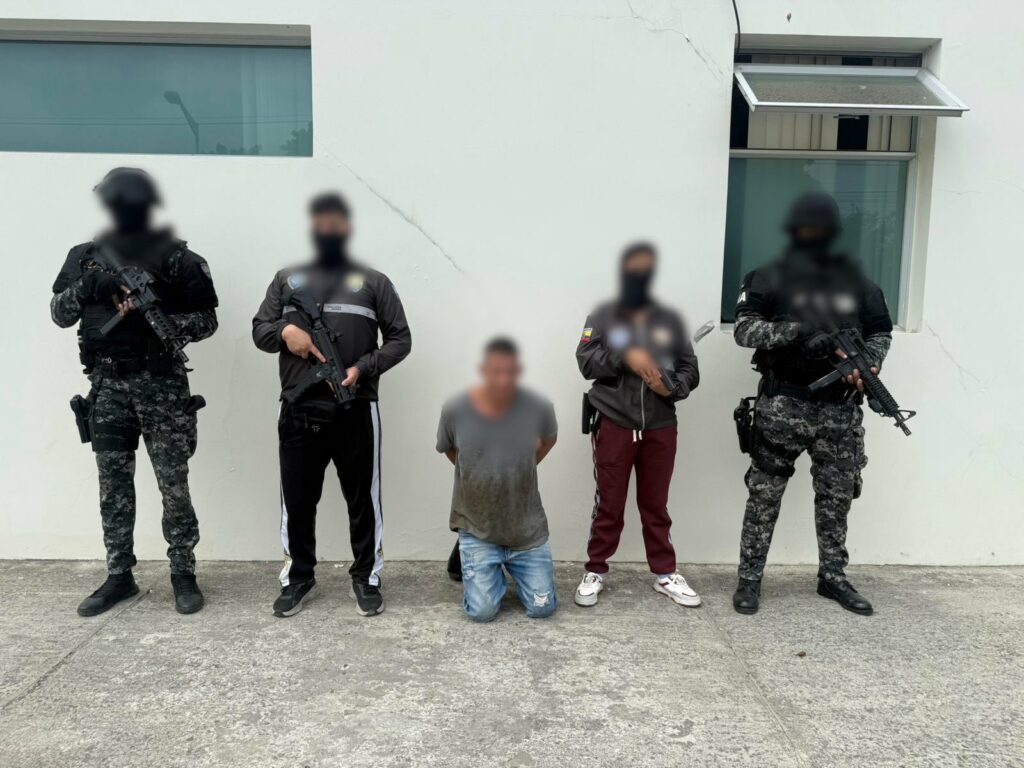 Una de las dos personas que fueron detenidas por el delito de microtráfico.