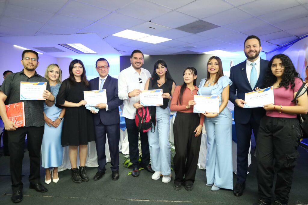 Durante el homenaje a los 490 años de fundación de Guayaquil, se premió a la producción cinematográfica “La lucha obrera en el Ecuador”.