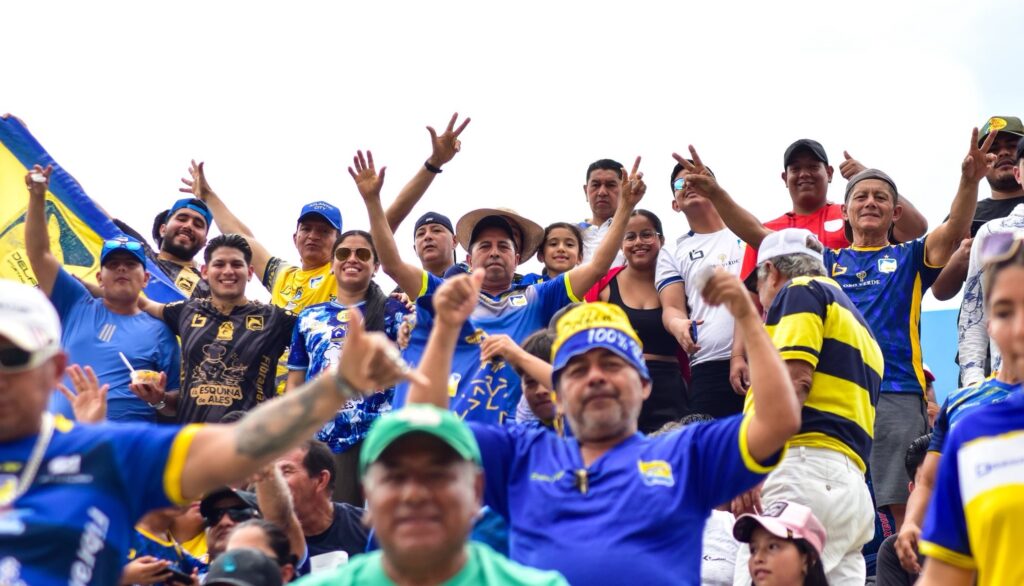 Hinchas de Delfín SC en el estadio Jocay.