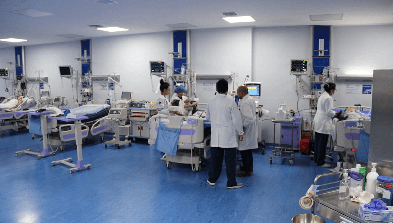 Hogares ecuatorianos gastan USD 525 al año en salud por fallas en el sistema público, según BID