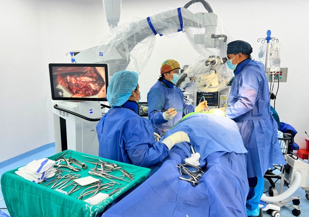 Hospital de Durán realiza exitoso retiro de tumor medular con nueva tecnología