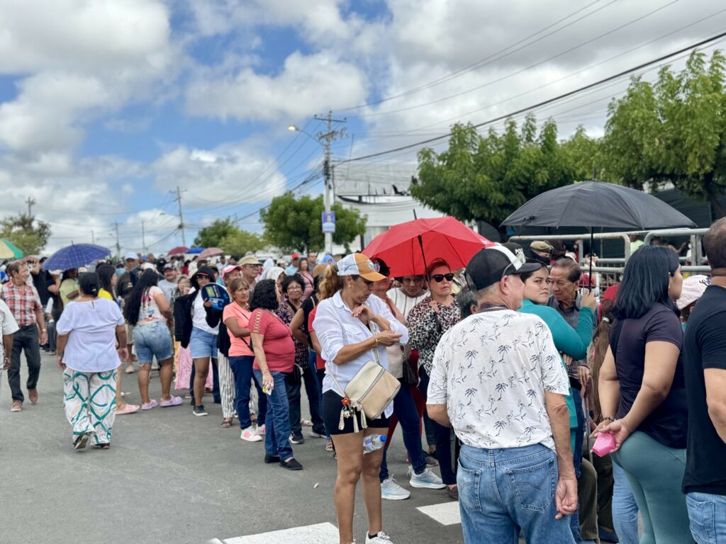 Cientos de personas esperaban ser atendidos por médicos del buque