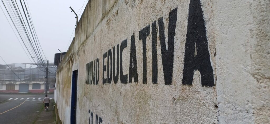 Ingresaron por la ventana roban en colegio de Santo Domingo y se llevan laptops