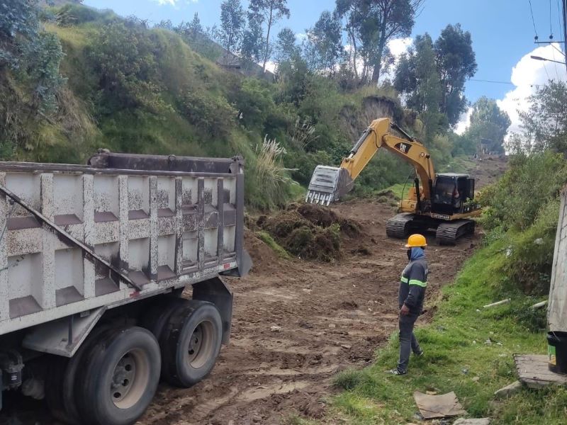 Inicia adoquinado de calle Carapungo tras 30 años de espera