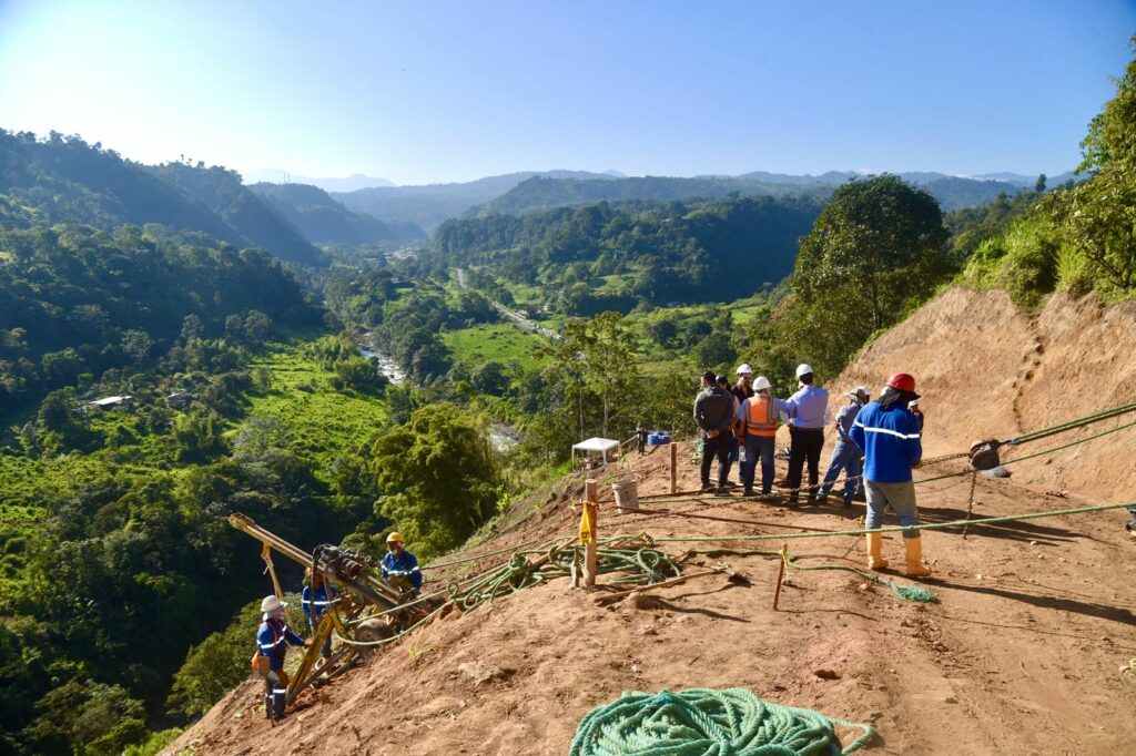 Inspección técnica confirma avances en estabilización de talud en vía Alóag-Santo Domingo