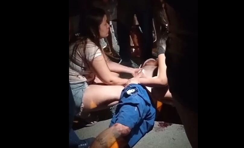 Instantes en que Claudio Rodríguez fue auxiliado por sus familiares que lo llevaron a un hospital donde falleció.