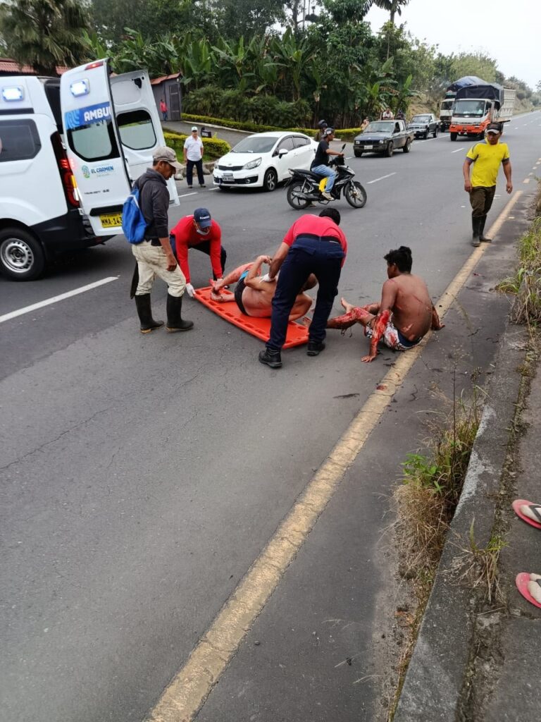 Instantes en que los paramédicos del Cuerpo de Bomberos de El Carmen ayudaban a los heridos.