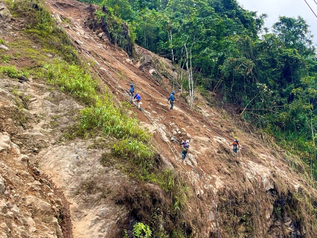 Intervención en el km 83 de la vía Alóag enfrenta retrasos debido a lluvias imprevistas