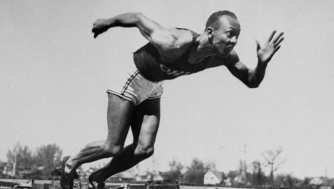 Jesse Owens falleció de cáncer de pulmón en 1980, a los 66 años, dejando un legado imborrable en el mundo del deporte y en la lucha por los derechos civiles.